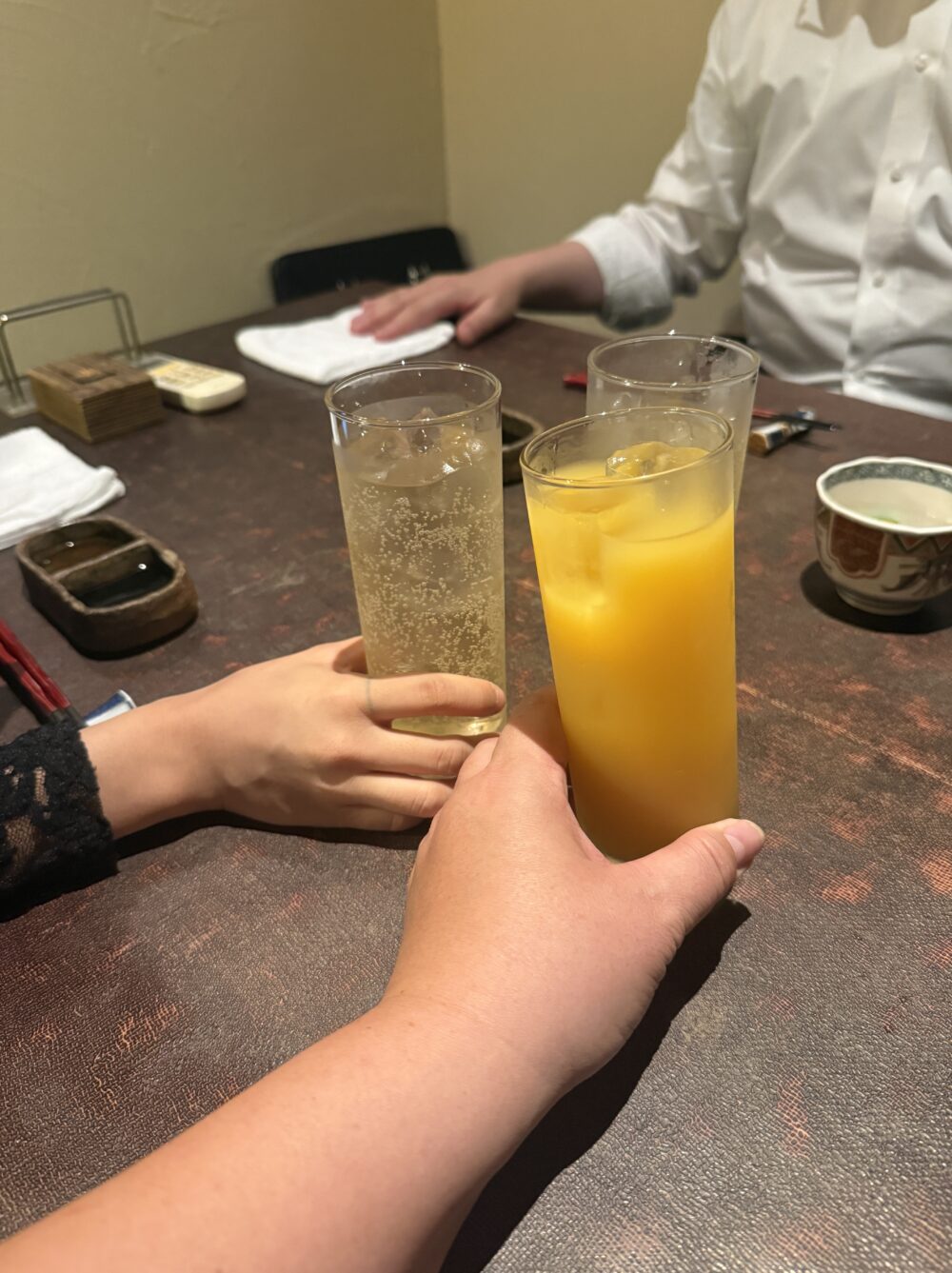 梟の響キさんで乾杯する様子